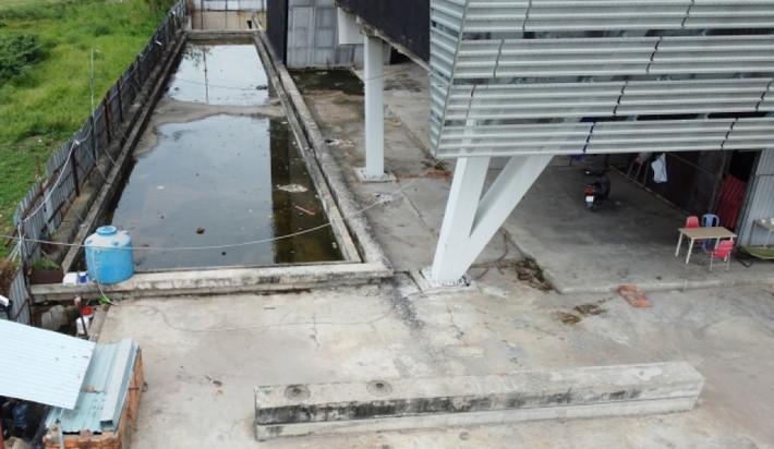 Hiện bên trong công trình im ắng không có dấu hiệu thi công, chỉ có người bảo vệ trông coi công trình. (Ảnh: VOV).