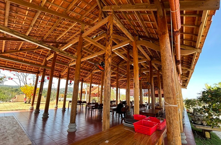 Thông tin trên Báo Tiền Phong, ông Lê Đại Thắng - Phó chủ tịch UBND TP Buôn Ma Thuột cho biết, chủ dự án sau đó xin tự giác và gia hạn thời gian tháo dỡ để tránh thiệt hại tài sản. (Ảnh: Pháp luật TP.HCM).