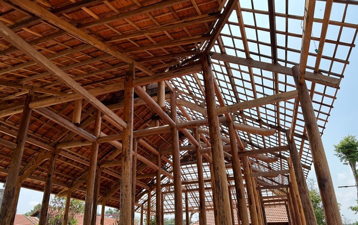 Một căn nhà đang được tháo dỡ phần ngói. (Ảnh: Pháp luật TP.HCM).