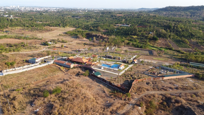 Các công trình trái phép mà Giám đốc Công ty TNHH Đoàn Thành Đắk Lắk cho xây dựng gồm: Nhà cấp bốn, nhà chòi, đường bê tông, hồ bơi,… để phục vụ hoạt động kinh doanh, du lịch. (Ảnh: Người đưa tin).