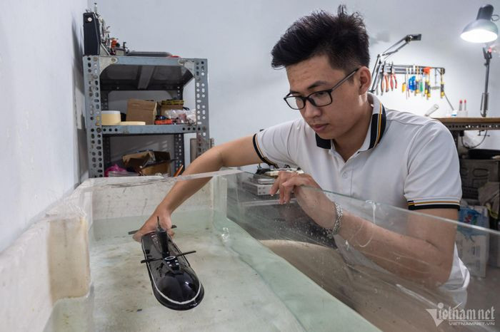 Phan Trần Phú (quận 6, TP. HCM) vừa học đại học vừa tự nghiên cứu, chế tạo thành công nhiều mô hình máy bay, tàu ngầm điều khiển từ xa giống với thực tế. Đặc biệt, mới đây chàng trai 23 tuổi đã cho ra đời thành công một mô hình tàu ngầm Kilo có thể phóng "ngư lôi, tên lửa" sau 2 năm dành thời gian tự mày mò.