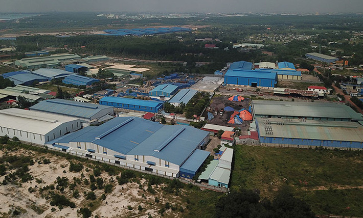 Tại Đồng Nai, dư luận rất bức xúc việc khu vực quy hoạch đất rừng trồng 72ha ở phường Phước Tân, thành phố Biên Hòa đã hình thành cả Cụm công nghiệp Phước Tân “chui”, với hàng chục nhà xưởng xây trái phép. (Ảnh: Nhân Dân).