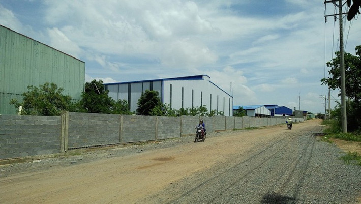 Việc xử lý hậu quả Cụm công nghiệp Phước Tân xây “chui” kéo dài nhiều năm, nhưng đến nay vẫn chưa thể khắc phục hậu quả, thì nay lại phát hiện hàng loạt cơ sở, doanh nghiệp xây dựng nhà xưởng trái phép tương tự tại xã Hố Nai 3, huyện Trảng Bom. (Ảnh: BPL).