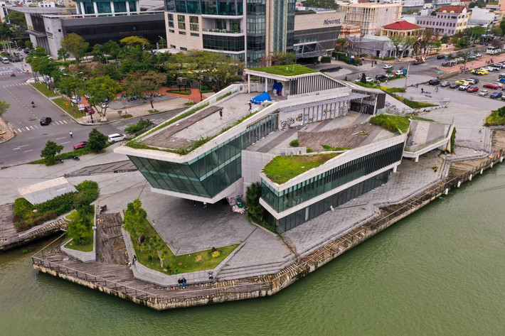 Dự án có diện tích 4.000m2, trong đó diện tích mặt đất 2.100m2, diện tích mặt nước 1.900m2. Công trình có 3 tầng với nhiều không gian xanh. (Ảnh: Tổ Quốc).