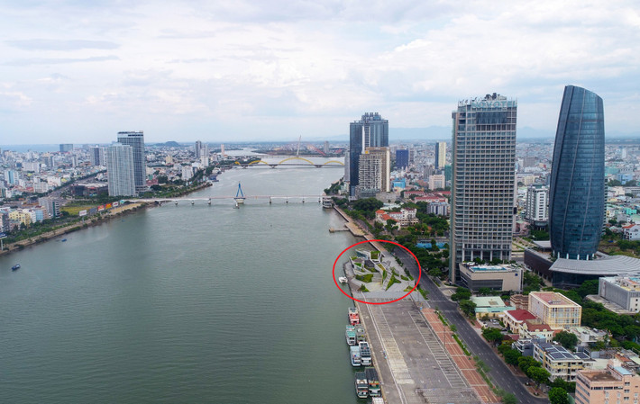 Dự án nhà hàng, bến du thuyền do Công ty TNHH I.V.C của Phan Văn Anh Vũ (còn gọi là Vũ "nhôm", đang thụ án tù) đầu tư xây dựng tại khu vực phía Nam Cảng sông Hàn, Đà Nẵng. (Ảnh: Tổ Quốc).