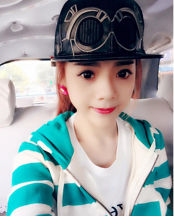 Trên 9GAG, Candy Hà được khá nhiều dân mạng quốc tế khen ngợi là xinh đẹp, nóng bỏng, nhưng cũng bị phàn nàn không ít về cách ăn mặc quá táo bạo, để lộ nhiều da thịt ở vùng nhạy cảm.