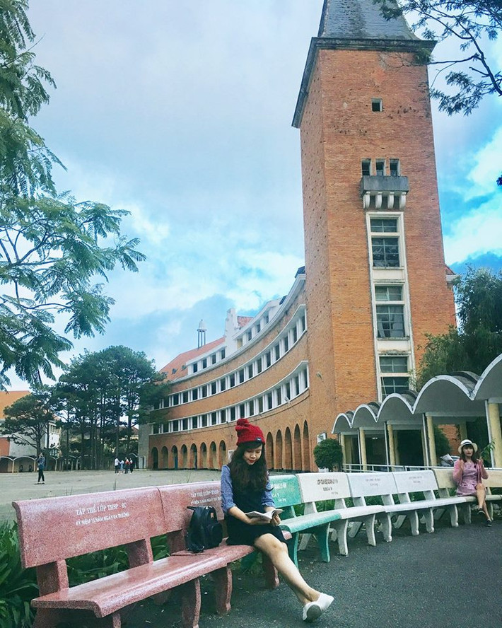 "Trường Cao đẳng Sư phạm Đà Lạt sẽ được vào khi sinh viên nghỉ, sau 11h trưa, chiều thì sau 17h. Đến đó sẽ phải xuất trình giấy tờ cho bảo về và khi ra bảo vệ có nói là tùy tâm đóng góp phí vệ sinh trường. Nên đi buổi trưa, vì mình đi vào chiều, trời tối, chụp xấu lắm, trời tối nhanh".