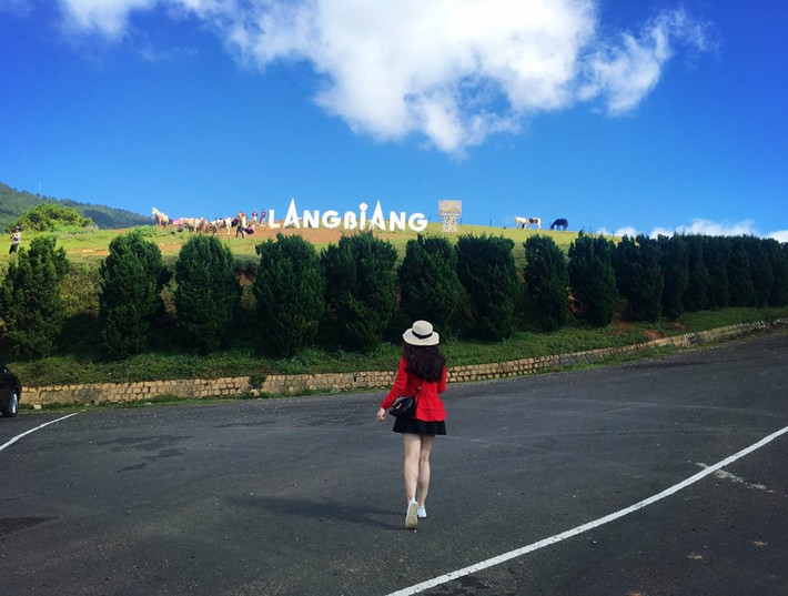 Langbiang cách thành phố khoảng 12km. Để lên đỉnh Langbiang phải mua vé thuê xe zeep, đủ 6 người 1 xe là 360 ngàn. Đường lên đỉnh siêu đẹp, lên đến nơi ngắm cảnh cũng đẹp nữa. Trên đó cũng có dịch vụ chụp ảnh cùng ngựa và đại bàng, cho thuê quần áo dân tộc chụp ảnh. Có bán đồ uống, mình mua trà đào 20 ngàn 1 ly.