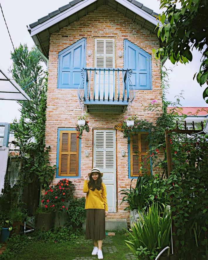 Theo chia sẻ chuyến đi Đà Lạt của Huyền Trang lần này kéo dài trong 6 ngày với tổng chi phí vào khoảng 5,5 triệu. Cô nàng 9x đã ghé thăm rất nhiều những địa điểm du lịch nổi tiếng ở thành phố này. Tất cả đều được miêu tả rất cụ thể để mọi người cùng tham khảo như: Quảng trường Lâm Viên, Chợ đêm, Chùa Tàu, Tiệm Bánh Cối Xay Gió, Nguyệt Vọng Lầu, Ga Đà Lạt, Trường Cao đẳng sư phạm Đà Lạt, Langbiang, Vườn dâu, Chùa Linh Phước ( Chùa Ve Chai)…