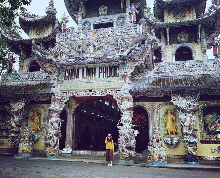 Chùa Linh Phước ( Chùa Ve Chai) một nơi không thể không đến. Chùa cách thành phố khoảng 8km. Đây là ngôi chùa vô cùng đẹp, giữ nhiều kỉ lục nhất Việt Nam như: Con rồng dài 49m trong chùa được các nghệ nhân làm từ vỏ ve chai. Ở đây có tượng Phật bằng bê tông trong nhà cao nhất Việt Nam, tượng Quán Thế Âm làm bằng 600k ngàn bông hoa bất tử, công trình kiến trục Mục Kiền Liên tìm mẹ qua 18 tầng địa ngục…