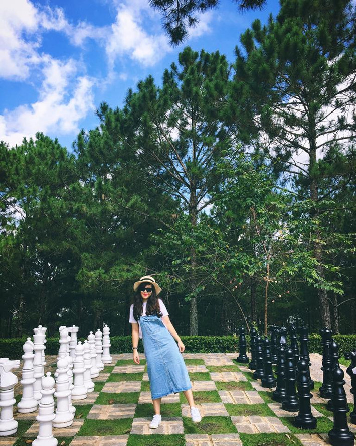 "Ở Đà Lạt có 3 Dinh, mình chọn đi Dinh 1. Dinh 1 mới được đầu tư tu sửa ở bên ngoài, có rất nhiều điểm chụp ảnh. Đường vào Dinh rất đẹp, được ví như con phố Paris . Tham quan bên ngoài là 30 ngàn, còn vào bên trong tham quan phòng làm việc, nơi ở, có tượng sáp, chơi trò chơi, mặc quần áo vua chúa ngày xưa thì 150 ngàn".