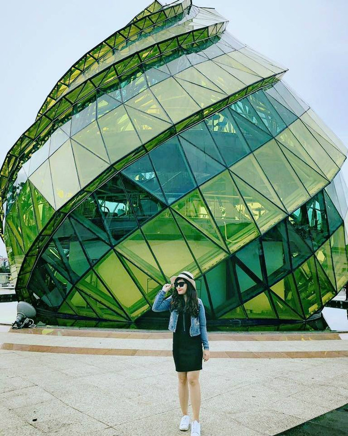 Những món ăn mà cô nàng “mách nước” cho các tín đồ du lịch khi đến Đà Lạt nhất định phải thử như: Lẩu gà lá é, Ốc nhồi thịt, bánh tráng nướng, kem bơ, cơm gà, bánh căn hải sản, bánh căn lệ, bánh ướt lòng gà, hoành thánh, đồ nướng...