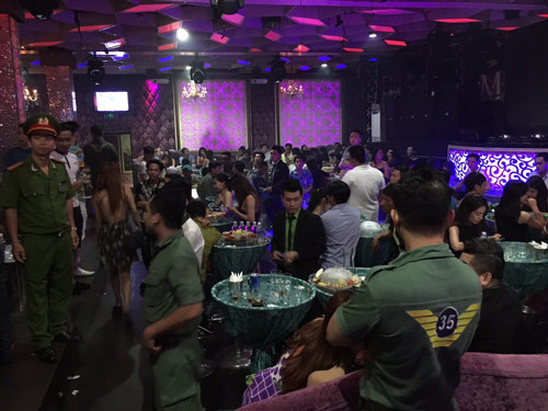 Dọc các lối đi, các sảnh của quán bar cũng vương vãi nhiều gói nilon, thuốc cháy dở nghi là của khách, dân chơi phi tang khi cảnh sát đột kích.