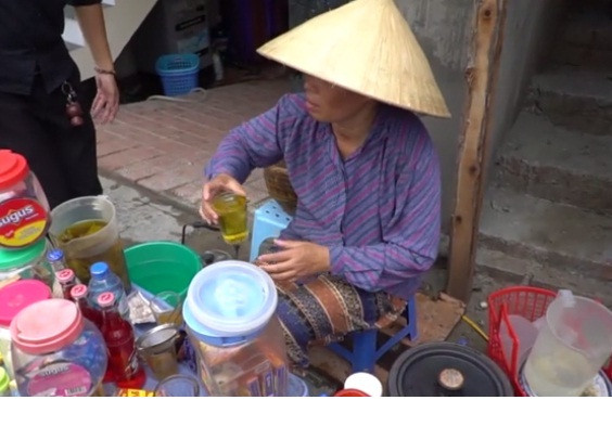 Cô Phạm Thị Lại - người bán trà đá kể lại: "Lúc đó một nhóm các cô cậu trong tiệm làm tóc bên cạnh ra uống nước rồi hỏi tôi cho mượn chỗ ngồi. Một cô gái mặc áo đen vào rót nước cho mọi người uống nhưng lại tự ý đặt chân vào xô nước tôi dùng để rửa cốc chén sau đó dùng chính nước đó pha vào trà đá đưa cho mấy cậu con trai ngồi ngoài".