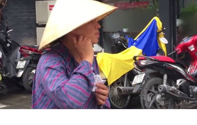 "Khi tôi hỏi thì các cô cậu ấy bảo chỉ chụp ảnh cho vui thôi. Tôi không biết là để quay clip, gây sốc gì cả! Họ ngồi rót rồi đổ gần hết xô nước rồi đứng dậy tính tiền. Tôi chỉ lấy 20 nghìn đồng và không biết có clip gì trên mạng cả", cô Lại cho biết thêm. Tiết lộ này của cô Lại - chủ quán trà đá đã thực sự phơi bày kế hoạch mượn quán trà để thực hiện clip dàn dựng mà không hề có trao đổi trước cũng như không suy nghĩ đến những nguy cơ có thể xảy đến của nhóm nhân viên tiệm tóc.