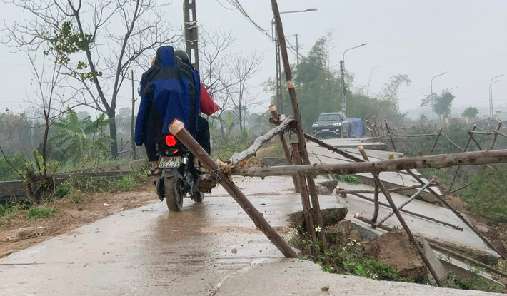 Đường giao thông bị sụt lún nghiêm trọng tại đoạn kênh bờ sông Chì thuộc Dự án cảo tạo, nâng cấp kênh Tào Khê nguy cơ mất an toàn giao thông, ảnh hưởng đến việc đi lại của người dân địa phương.