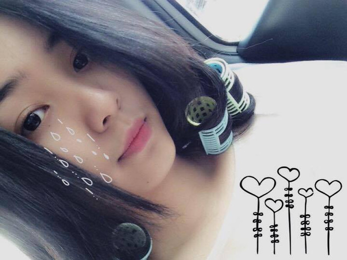 Vẫn chăm chỉ tham gia các hoạt động của trường lớp, du lịch, thể thao, duy chỉ có trình diễn đóng góp cho nghệ thuật thì gia đình Bảo Trân hạn chế tuyệt đối cho cô bé.