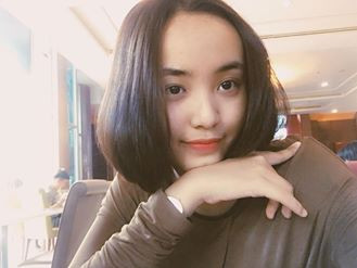 Vốn đã quen thuộc trong mái tóc dài mềm mại, mới đây siêu mẫu nhí Bảo Trân đã bất ngờ "xuống tóc", fan hâm mộ đang tỏ ra thích thú với kiểu tóc mới của siêu mẫu Bảo Trân, nhiều người khen ngợi trong diện mạo mới Bảo Trân trẻ trung và năng động hơn rất nhiều.