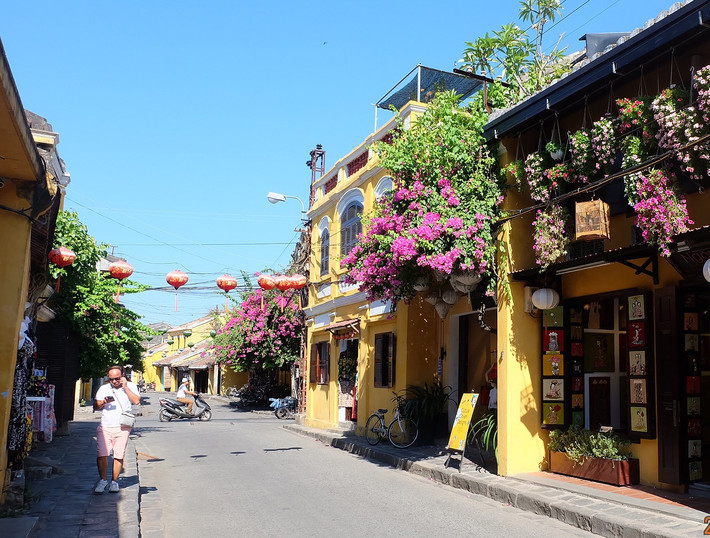 Trong bảng xếp hạng “50 điểm đến tốt nhất trên thế giới”, tạp chí Travel & Leisure danh tiếng đã nhắc đến thành phố Hội An. Theo mô tả, Phố cổ Hội An là nơi tập hợp của “những khu nghỉ dưỡng sang trọng bậc nhất bên bờ biển. Thành phố tràn đầy sức sống được UNESCO công nhận và bảo tồn như một di sản văn hóa”. Bên cạnh đó, tạp chí cũng nhấn mạnh về sự “rung cảm hài hòa pha trộn không khí nhã nhặn của thành phố”
