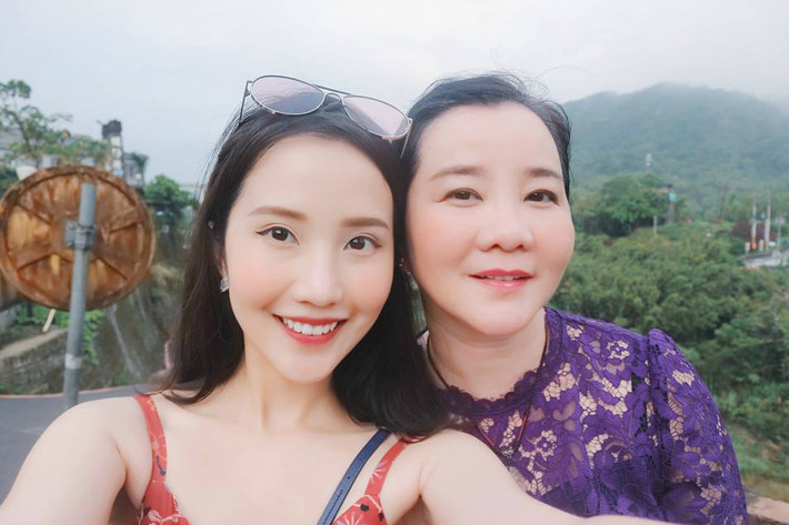 Trương Minh Xuân Thảo (25 tuổi) là con gái của bà Võ Thị Xuân Trang - hiệu trưởng trường Phát triển cá nhân & Đào tạo tài năng John Robert Powers Việt Nam, ngôi trường được mệnh danh chỉ dành cho hội con nhà giàu. Bà Xuân Trang hiện đảm nhận vị trí giám khảo của Hoa hậu Hoàn vũ Việt Nam 2017.