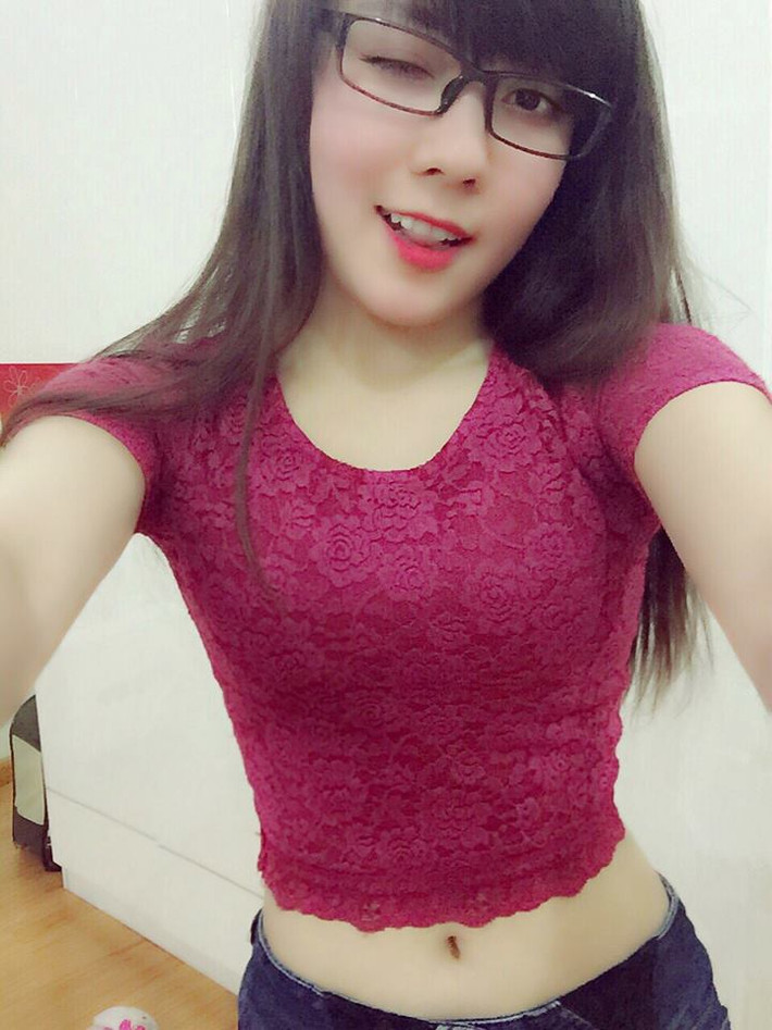 Hà My yêu thích phong cách ăn mặc đơn giản, các bức ảnh cô chia sẻ cũng không mang tính nghệ thuật hay "khoe hàng"... tuy nhiên luôn thu về không dưới 10 nghìn lượt thích. Các fan, cư dân mạng bị vẻ đẹp trong trẻo, giản dị, sự đáng yêu của Hà My mê hoặc, không tiếc like và chia sẻ những bức ảnh.