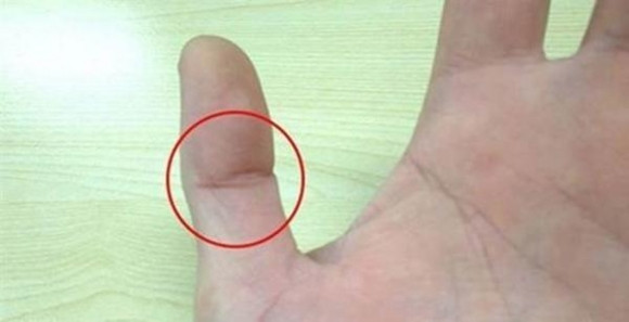 Vì bàn tay trái luôn được xem là bàn tay cảm xúc nên nếu có lằn mắt Phật ở đây, bạn là người có tri giác cực kỳ nhạy bén, người ta thường gọi là giác quan thứ sáu.