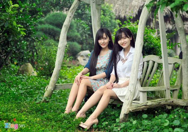 Trước đây, cặp chị em song sinh này nổi tiếng học giỏi ở trường Newton, Hà Nội. Sau này đi du học Nhật Bản, Huyền Trang nổi tiếng khi đạt danh hiệu Á hậu 1 Miss Vysa 2015 - 2016 Nhật Bản và là Phó chủ tịch hội thanh niên sinh viên Việt Nam tại Okayama. Chị gái Mỹ Huyền hiện tại cũng là Ủy viên hội thanh niên sinh viên Việt Nam tại Okayama và cũng có nhiều năng khiếu khác cùng thành tích học tập ấn tượng. Ảnh: Zing.