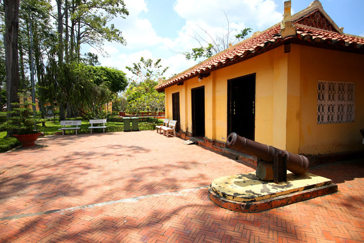 Điểm dừng chân đầu tiên là Văn Xương Các - thư viện chứa sách cho các học phu và cũng là nơi hội họp, học tập lẫn bàn luận văn chương.