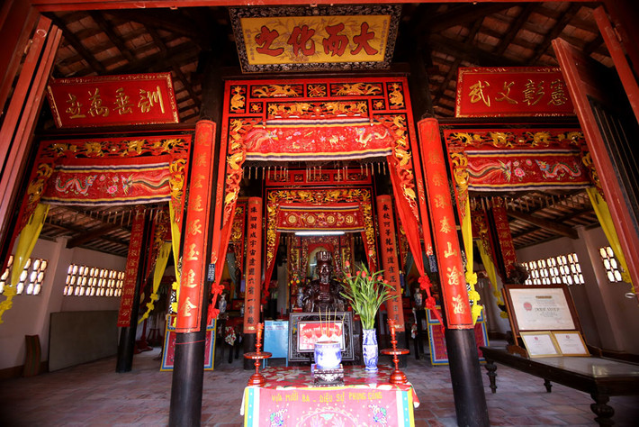 Tượng đức Khổng Tử được đặt thờ ở giữa, hai bên là bốn vị cao đồ. Ngoài ra, bàn thờ bên tả hữu còn thờ cúng 12 vị học sĩ cao đồ khác.