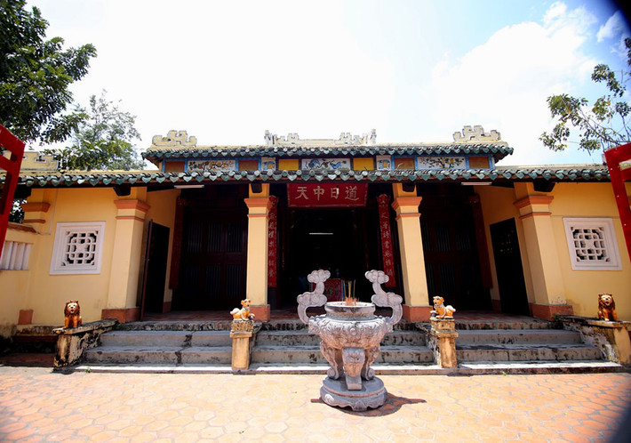 Văn Thánh Miếu tọa lạc trên một vùng đất rộng, bên dòng Long Hồ giang, thuộc phường 4, thị xã Vĩnh Long, được xây dựng và hoàn thành trong vòng hai năm từ 1864 - 1866.