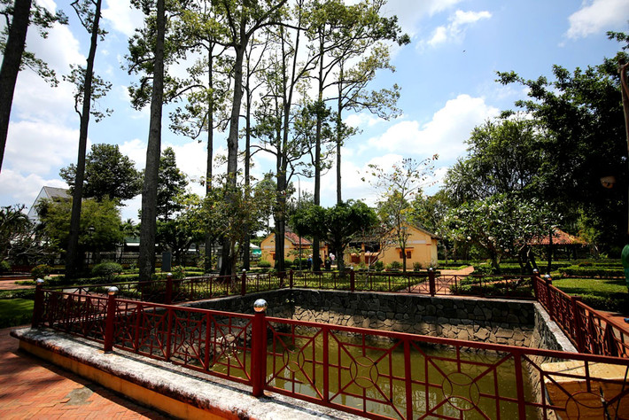 Cùng với Văn Thánh Miếu Biên Hòa ở Đồng Nai và Văn Thánh Miếu Gia Định, Văn Thánh Miếu Vĩnh Long tạo nên bộ 3 Văn Miếu nổi tiếng ở Nam Bộ vào thế kỷ 19, khi nền Nho giáo được đề cao.