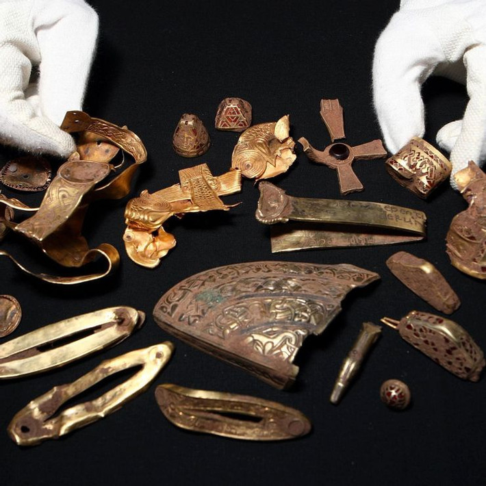 Kho báu Staffordshire Hoard (Anh): Kho báu được tìm thấy năm 2009 bởi người đàn ông có tên Terry Herbert. Trong lần sử dụng máy dò kim loại trên cánh đồng mới xới, ông nhận thấy dưới đất có tín hiệu lạ. Đây là những đồ vật của dân tộc Anglo-Saxons - những người đã sống ở Anh từ thế kỷ 5. Ngoài giá trị vật chất, kho báu cũng đem lại nhiều kiến thức cho các nhà sử học. Người ta ước tính toàn bộ kho báu với 3.500 món đồ có giá tới 4,1 triệu USD.