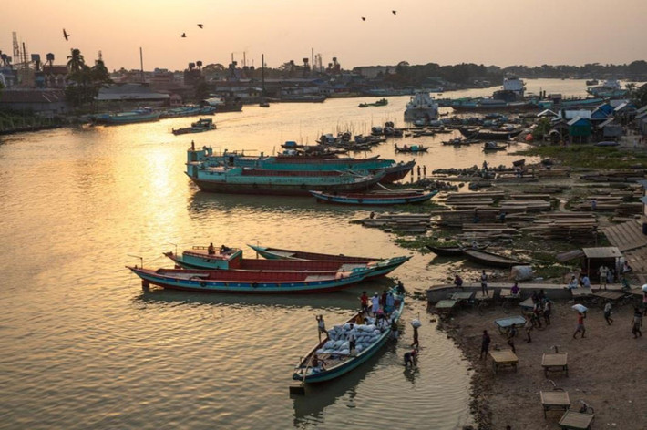 Chandpur (Bangladesh): Cảnh thuyền tấp nập trên sông Meghna, một trong 3 nhánh chính của sông Hằng được chụp bởi nữ nhiếp ảnh gia Sara Hylton. Cô từng có quãng thời gian sống cùng những ngư dân ở bờ biển phía đông Canada. Do đó, Sara Hylton có sự giao cảm đặc biệt với cuộc sống ven sông Meghna. "Ánh sáng bao trùm lấy người lao động. Cảnh làm việc tất bật của họ làm tôi nhớ về những ngày thơ bé", cô chia sẻ.