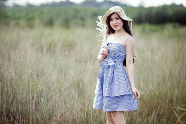 Dù khá “im hơi lặng tiếng” trong khoảng thời gian đầu khi công bố bảng xếp hạng TOP 18, Đỗ Trà My – cô gái đến từ Phú Thọ bỗng nhiên tung ra bộ ảnh đẹp mê mẩn của mình giữa đồng cỏ lau bạt ngàn.