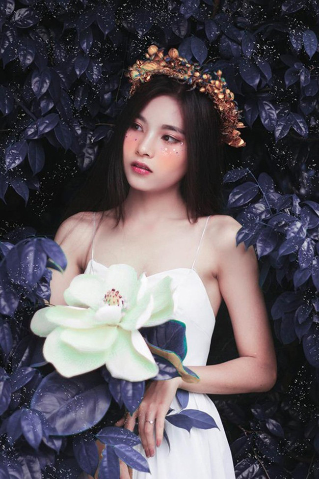 Sở hữu đôi mắt trong veo, gương mặt khả ái, chiều cao ấn tượng và nụ cười ngọt ngào, nữ sinh đến từ TP. Hồ Chí Minh khiến bất kỳ ai tiếp xúc cũng thấy yêu mến.