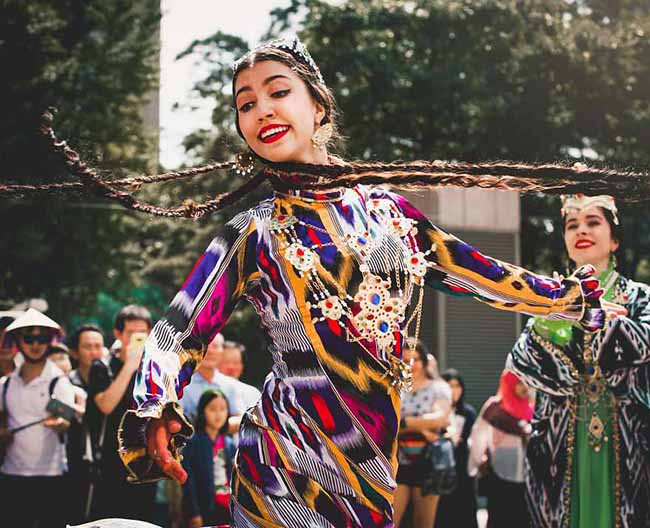 Điệu nhảy vô cùng cuốn hút của một vũ công tại “Friendship festival”. Seoul được mệnh danh là một trong những thành phố tiệc tùng của thế giới, vậy nên những lễ hội diễn ra khắp thủ đô Hàn Quốc thu hút rất nhiều du khách tới thăm.