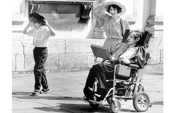 Stephen Hawking cùng vợ mình và con trai Tim trong buổi lễ nhận bằng danh dự của trường ĐH Cambridge.