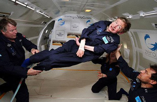 Tháng 4/2007, Giáo sư Hawking tự mình thử nghiệm cảm giác không trọng lực trên một chiếc máy bay.