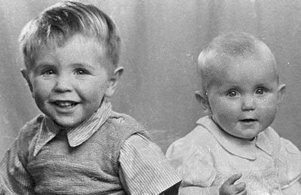 Stephen Hawking (trái) cùng em gái của mình là Mary.