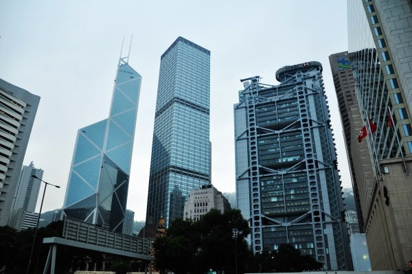 Để ngăn điều tương tự xảy ra, ngân hàng HSBC đặt hai tượng điêu khắc hình súng thần công trên nóc nhà.