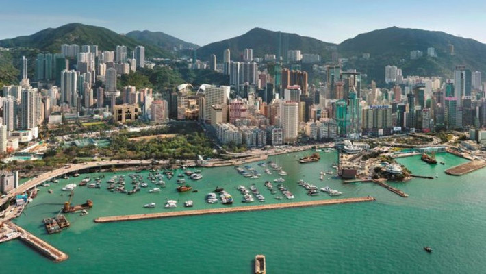 Sự phát triển vượt bậc của Hong Kong trong những năm gần đây cũng được cho là nhờ phong thủy tốt. Thành phố này có núi sau lưng và nước phía trước - một địa hình tốt trong các nguyên lý phong thủy.