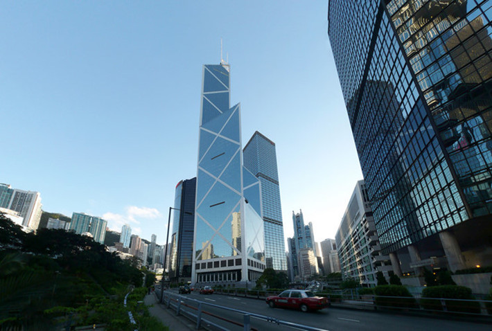 Tháp Bank of China không theo các nguyên tắc phong thủy và bị coi là không may mắn đến mức gần như không có ai thuê.