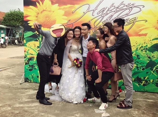 Th. và L. làm đám cưới vui vẻ bên bạn bè nhưng dường như họ không nghĩ đến những điều mà bố mẹ, gia đình L. phải chịu đựng khi bị gạt ra khỏi sự kiện, công việc trọng đại đối với bản thân L.. Ngoài ra L. còn bị rất nhiều thành viên mạng xã hội chỉ trích là sẵn sàng không mời bố mẹ đẻ đến đám cưới của mình chỉ vì muốn được yên ổn. Hành động không có tên bố mẹ của L. trong thiệp mời cưới để thể hiện sự thiếu tôn trọng của cặp đôi 9X này với gia đình nhà trai.