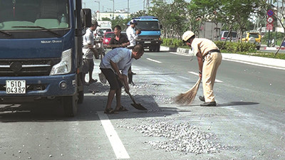 Còn đây là hình ảnh CSGT quét dọn hơn 1km đường Phạm Văn Đồng đoạn thuộc phường Hiệp Bình Chánh, quận Thủ Đức tràn đá dăm sau sự cố bung cửa thùng chứa của một xe tải chở đá hôm 9/12. Có thể thấy không chỉ cố gắng hoàn thành công việc chính đảm bảo giao thông của mình, các chiến sĩ cảnh sát giao thông còn không quản ngại khó khăn, nắng mưa để lao vào giúp đỡ người dân khi gặp bất trắc trên đường, góp phần khắc phục các hậu quả đến với các cá nhân cũng như đảm bảo an toàn chung trên đường.