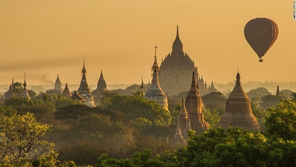 3. Bagan, Myanmar: Nằm ở vùng đất khô trung tâm Myanmar, thành phố cổ Bagan là điểm đến du lịch hấp dẫn cho những ai yêu thích những ngôi đền chùa, tu viện. Những ngôi chùa ở đây được xây dựng từ thế kỷ 11 đến thế kỷ 13, uy nghiêm và cổ kính. Du khách như lạc bước vào thế giới của sự tĩnh lặng, hư không và có cảm giác như thoát khỏi những ồn ào, xô bồ của cuộc sống.