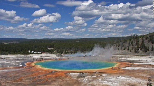 20. Công viên quốc gia Yellowstone, Mỹ: Được biết đến là nơi có nhiệt độ đất cao, công viên quốc gia Yellowstone nằm chủ yếu ở Wyoming. Nó có hơn 300 mạch nước phun ra từ lòng đất lớn nhất trên thế giới. Đây là một môi trường sống hoàn hảo cho động vật hoang dã và một số loài động thục vật có nguy cơ tuyệt chủng cao nhất thế giới. Một địa chỉ hoàn hảo cho việc bảo tồn, nghiên cứu và để du khách trải nghiệm các quá trình hệ sinh thái vùng đất hoang.