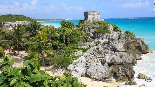 17. Tulum, Mexico: Nằm trên một vách đá hướng ra biển Caribe, Tulum là một trong những thành phố cuối cùng mà người Maya xây dựng và sinh sống. Nơi đây không chỉ là một pháo đài, mà còn từng là trung tâm thương mại quan trọng.