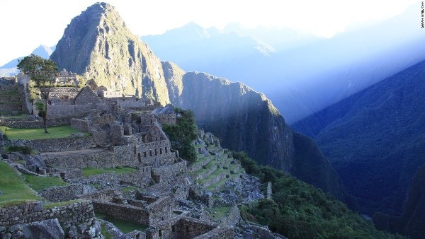 10. Machu Picchu, Peru: Không phải nói quá lời, nhưng nhắc tới Peru thì mọi khách du lịch đều nghĩ ngay tới Machu Picchu – thành phố trung tâm của nền văn minh Inca cổ đại, và là một trong những điểm du lịch hàng đầu ở Peru. Những ai đã từng đặt chân tới đây đều kinh ngạc và không thể tin được lại có một công trình kiệt tác nằm trên những dãy núi cao, bao phủ bởi những màn sương huyền ảo như vậy. Cho dù bạn bắt chuyến tàu từ Cusco hay thử thách bản thân bằng cách đi theo con đường mòn Inca để tới Machu Picchu, thì bạn đều có thể cảm nhận được không khí tại nơi đây.