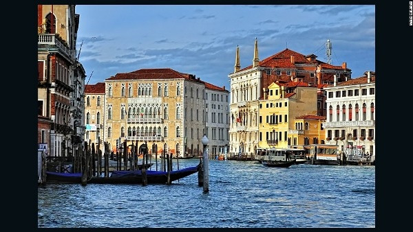 19. Venice, Italy: Nằm ở phía Đông Bắc của Italy, có thể hình dung Venice giống như một mạng nhện khổng lồ được tạo thành bởi 118 đảo và 175 kênh đào, các đảo nối với nhau bởi 444 cây cầu. Thành phố Venice bồng bềnh và cổ kính xen kẽ những con kênh rạch uốn lượn.