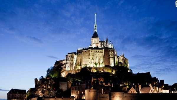 11. Mont Saint-Michel, Pháp: Mont Saint Michel, là một thị trấn nằm trên một hòn đảo ngoài khơi bờ biển phía tây bắc của Pháp. UNESCO công nhận nơi đây là di sản thế giới vào năm 1979. Mont Saint Michel sở hữu nhiều công trình nổi bật mang phong cách kiến trúc đặc trưng của Pháp từ thời trung cổ bao quanh thị trấn.